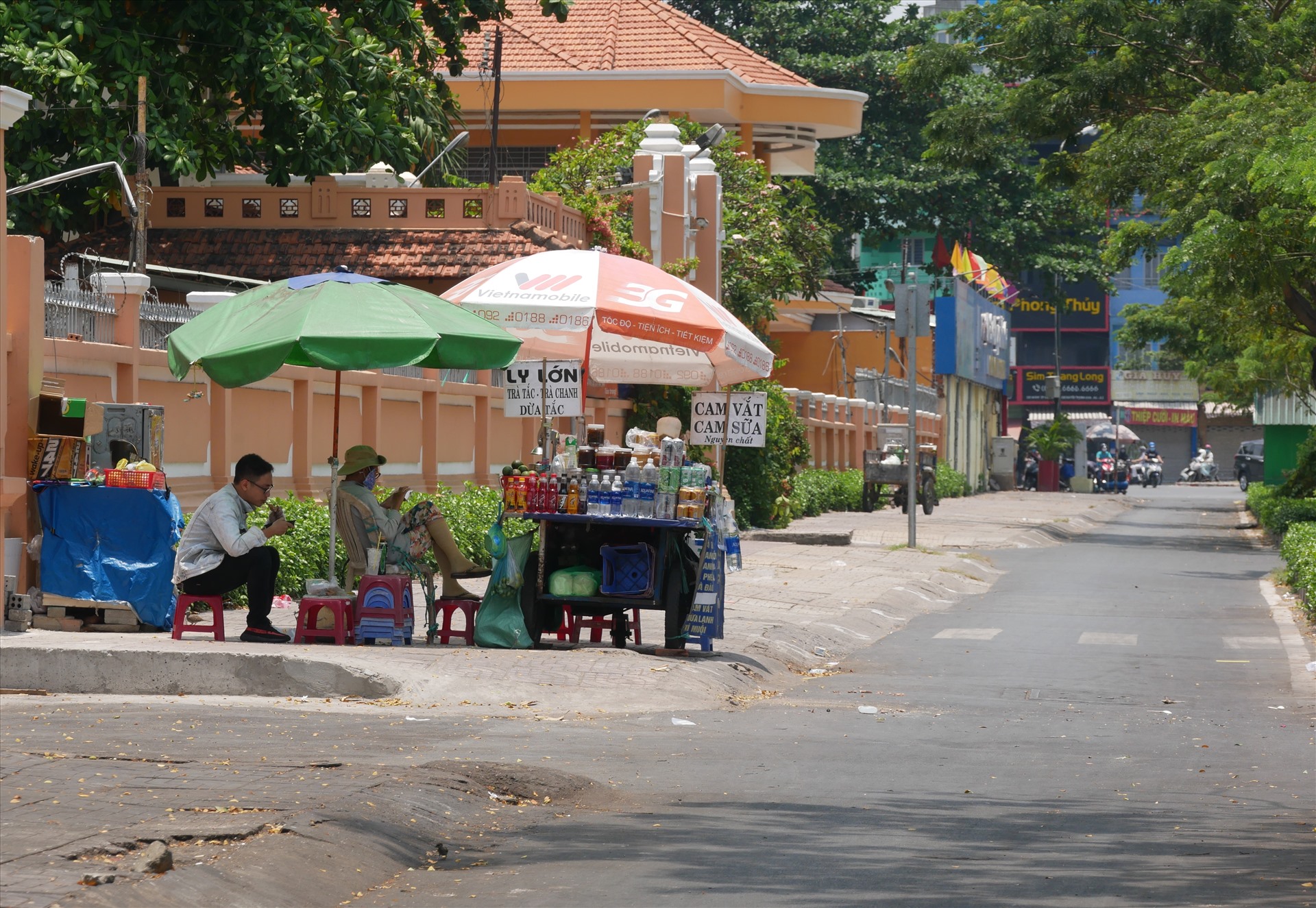 “Thời tiết nắng nóng thì việc buôn bán khá vất vả nhưng khách uống nước cũng nhiều hơn”  chị L.T.H bán nước trên đường Nguyễn Văn Cừ (quận 5) cho hay.