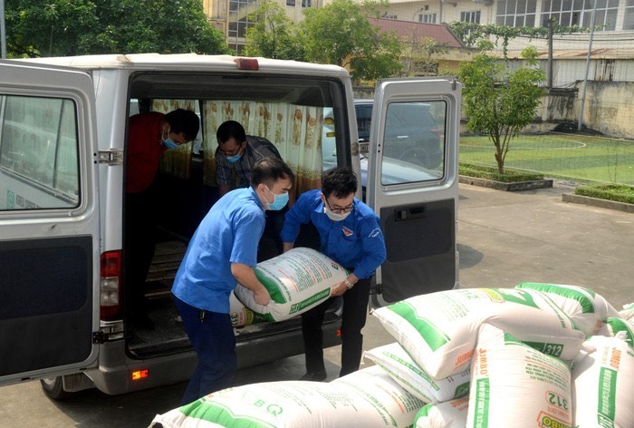 Cán bộ công đoàn tỉnh Hà Nam vận chuyển gạo để phát miễn phí tới công nhân lao động có hoàn cảnh khó khăn. Ảnh: Thu Lệ