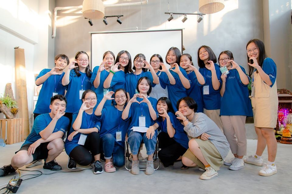 Trần Hương Lan cùng nhóm bạn trong dự án kêu gọi giảm rác thải nhựa mang tên Citsalp mà em là sáng lập viên (ảnh giữa, ngồi ghế)