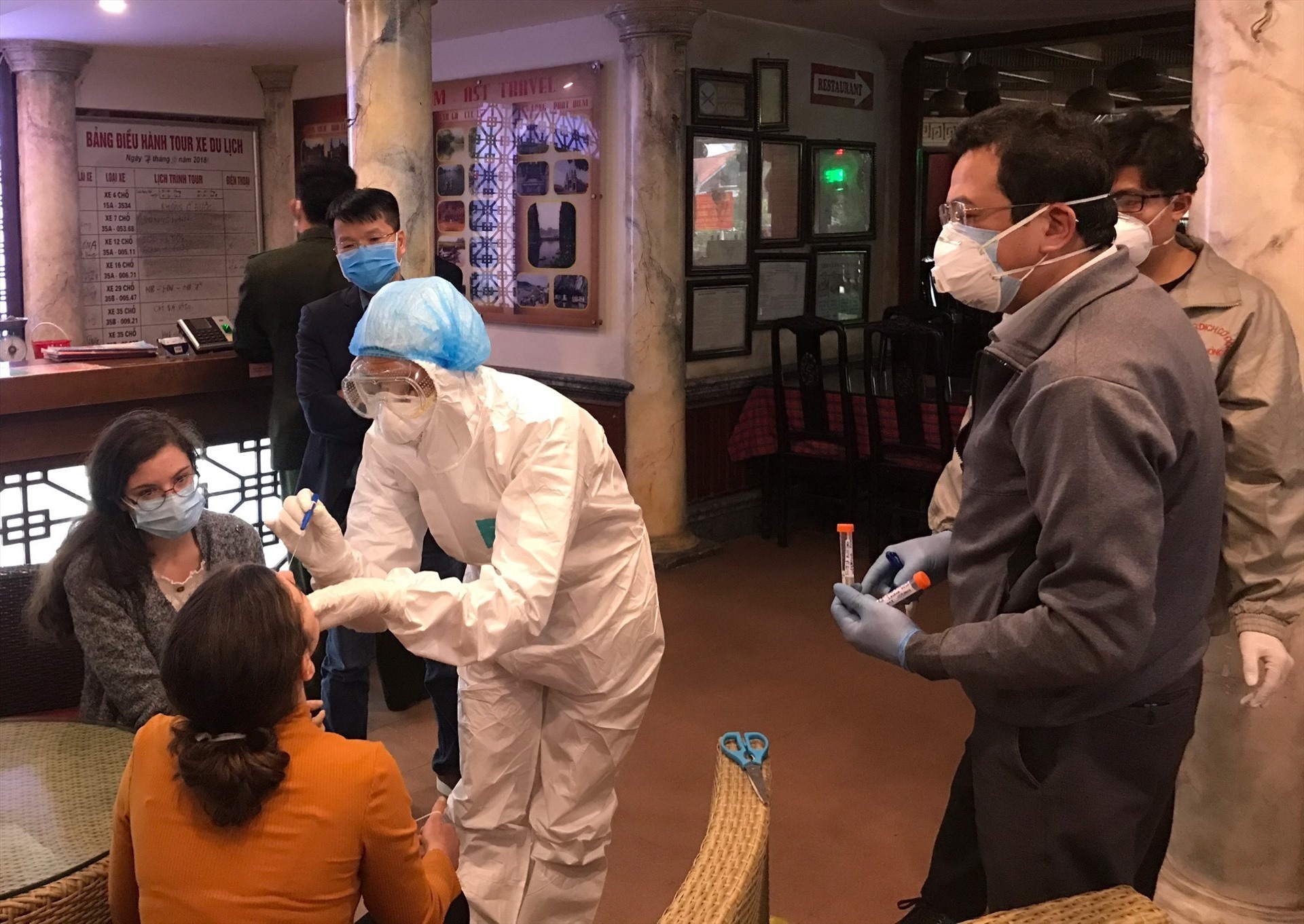 Kiểm tra sức khỏe đối với các công dân Châu Âu đang lưu trú trên địa bàn tỉnh Ninh Bình. Ảnh: NT