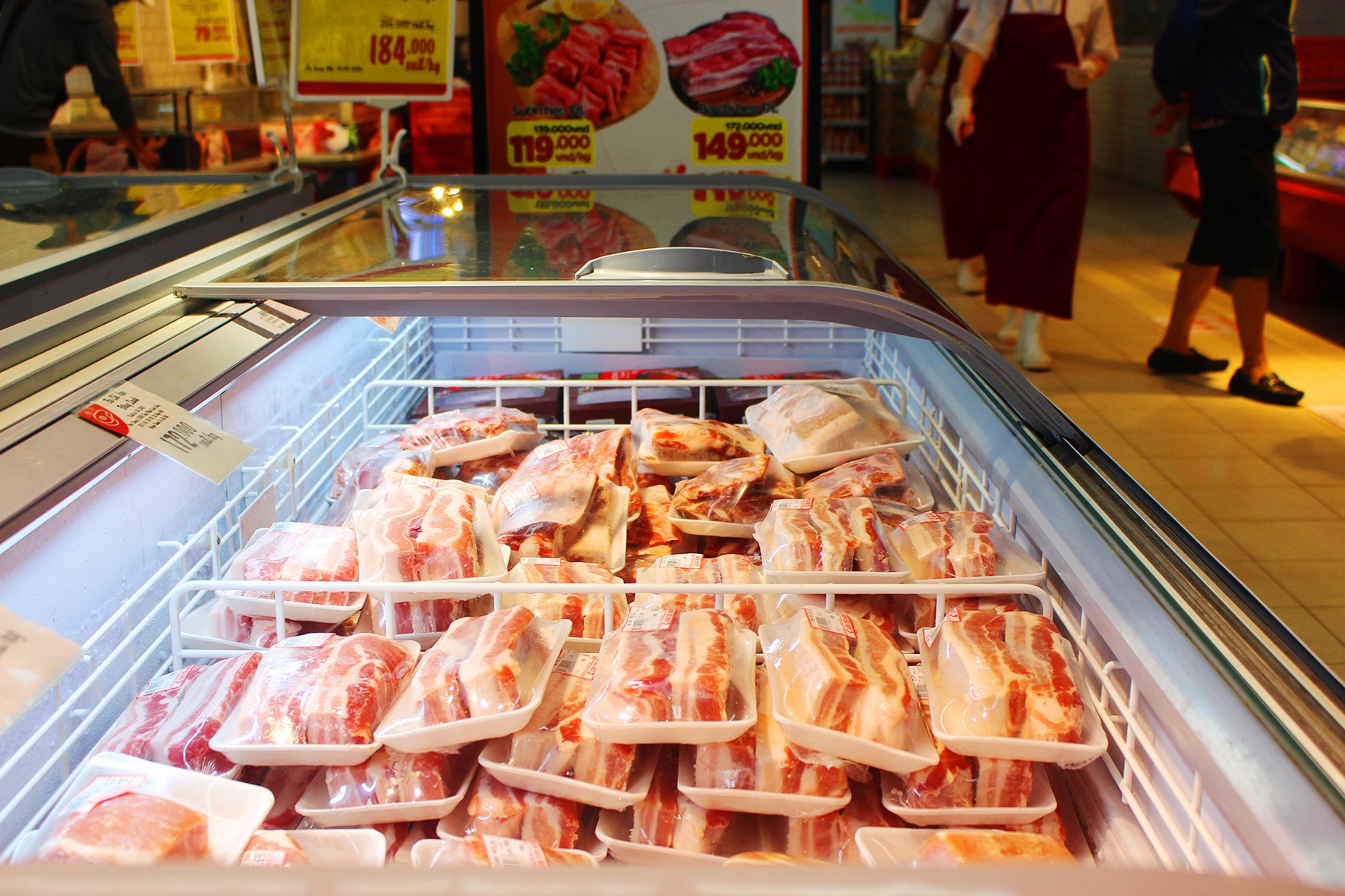 Thịt lợn nhập khẩu tại Big C Thăng Long. Ảnh: Thanh Tân