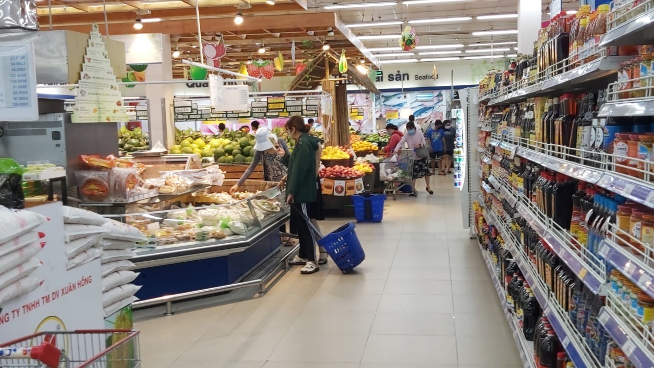 Theo ghi nhận của PV, những khách hàng đến siêu thị mua sắm xuất phát từ nhu cầu phục vụ cho gia đình sử dụng thực tế, chứ không phải mua để tích trữ vì sợ hết hàng. Ảnh: Huân Cao