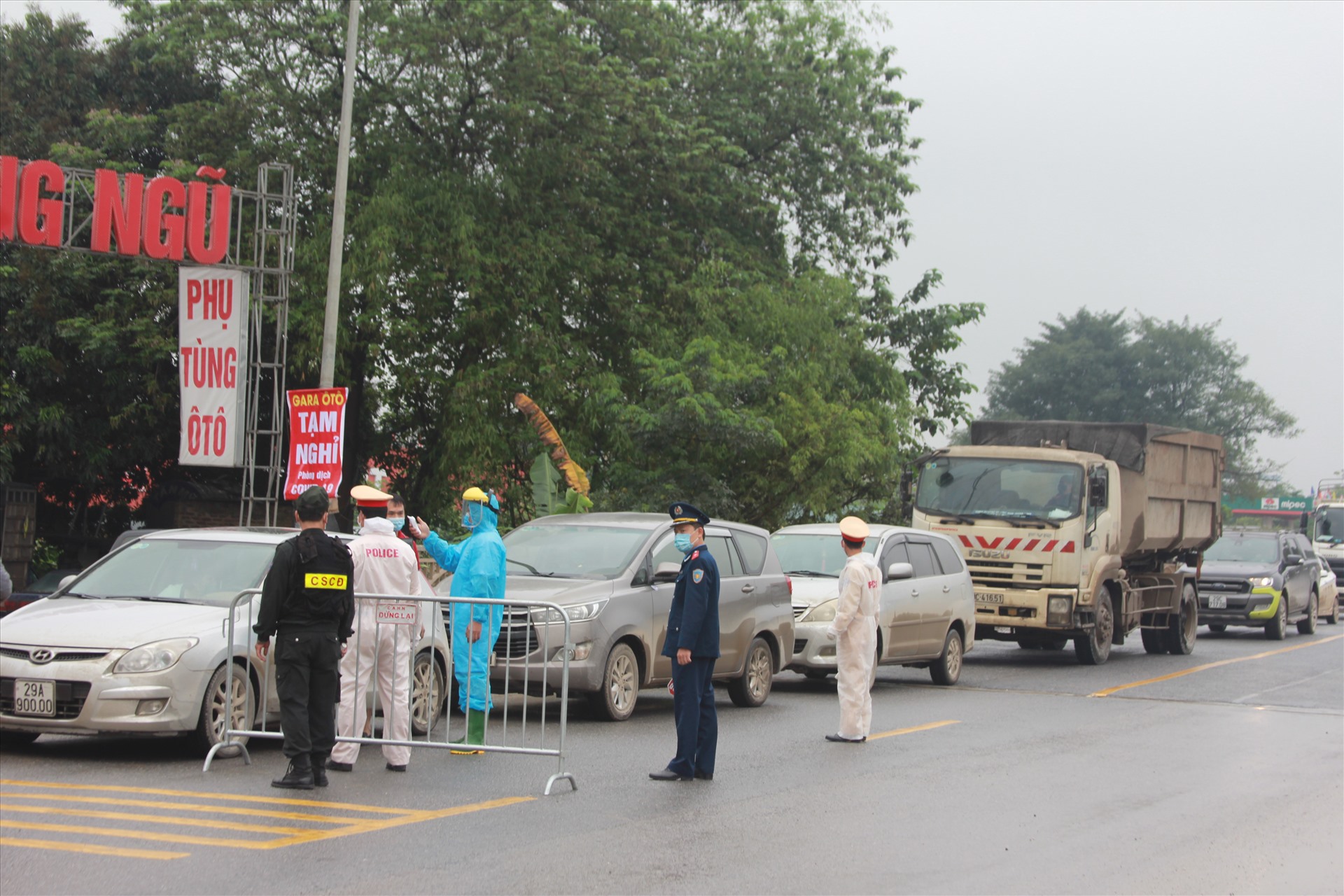 Tương tự, tại khu vực cầu Xuân Mai (trên trục đường mòn Hồ Chí Minh) dẫn vào Hà Nội, một chốt chặn khác cũng được lực lượng công an dựng lên để kiểm tra các xe từ ngoài Thành phố vào trung tâm.