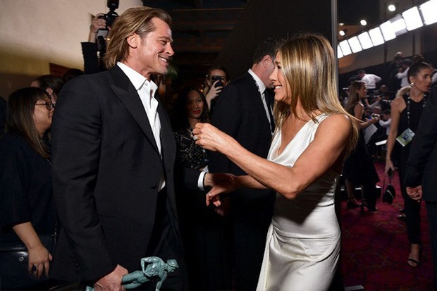 Từng là cặp đôi đẹp trong làng giải trí, Brad Pitt và Jennifer Aniston sau năm chia tay đến nay dường như đã hòa giải. Trong ảnh là khoảnh khắc chia vui xúc động giữa cả 2 tại Lễ trao giải Screen Actors Guild (SAG Awards) thường niên lần thứ 26 diễn ra năm 2020, với cảnh Brad Pitt nhẹ nhàng nắm cổ tay vợ cũ. Ảnh: WireImage.