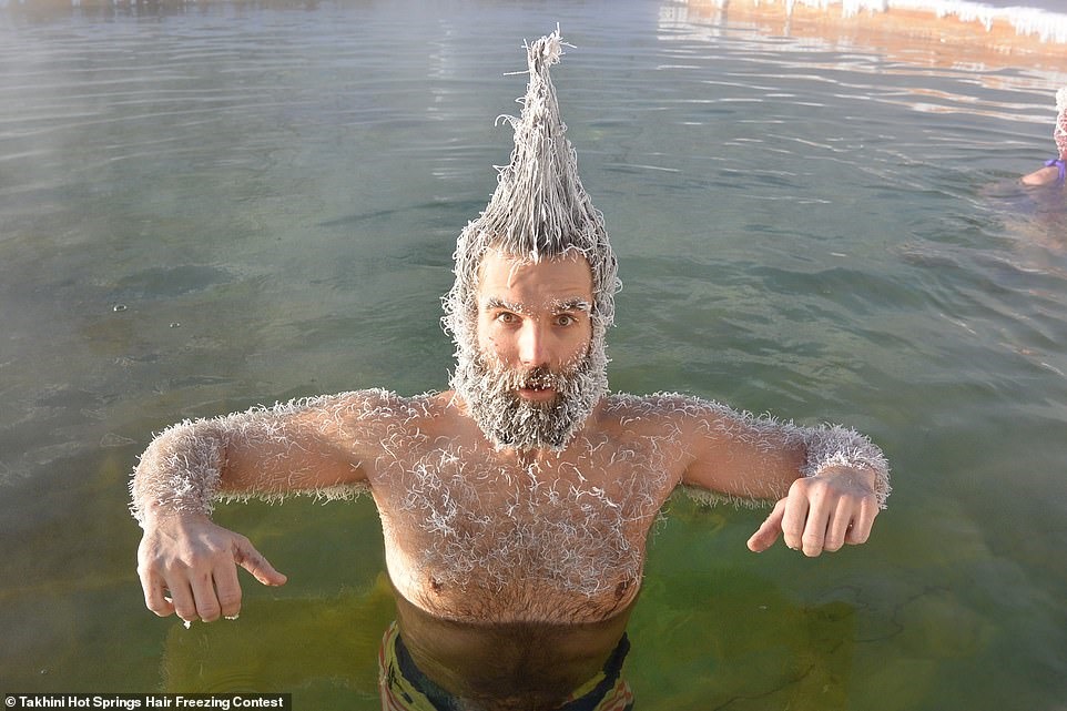 Cuộc thi hàng năm được tổ chức ở suối nước nóng Takhini, phía tây bắc Canada. Cuộc thi năm nay có 288 người tham dự. Giải thưởng được trao cho các hạng mục: Nam xuất sắc nhất, Nữ xuất sắc nhất, Nhóm hay nhất, Sáng tạo nhất và Lựa chọn của mọi người. Trong ảnh là người đoạt giải Nam xuất sắc nhất. Ảnh: Takhini Hot Springs Hair Freezing Contest