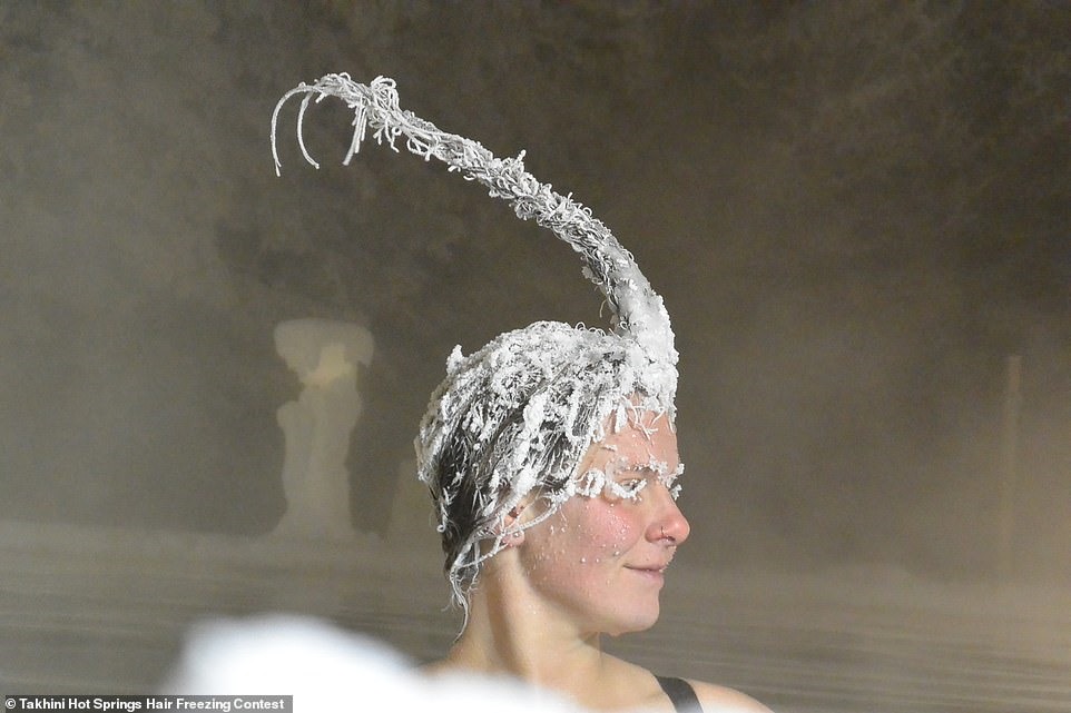 Nhiệt độ lý tưởng nhất để tóc đóng băng là -20 độ C. Ảnh: Takhini Hot Springs Hair Freezing Contest