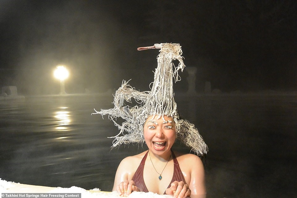 Người đoạt giải hạng mục Nữ xuất sắc nhất. Người đoạt giải được nhận 2.000 USD. Ảnh: Takhini Hot Springs Hair Freezing Contest