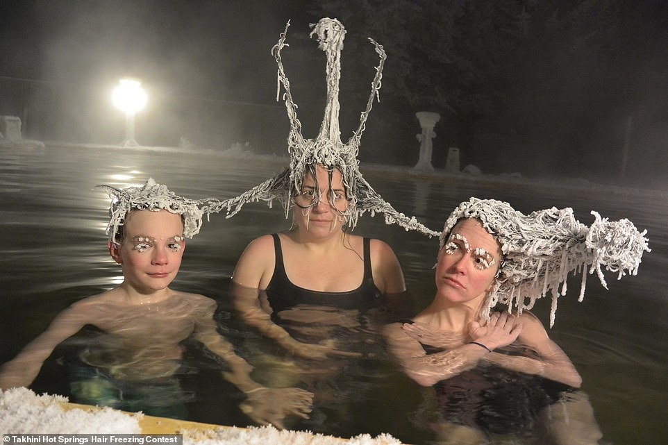 Bộ ba đoạt giải Nhóm. Ảnh: Takhini Hot Springs Hair Freezing Contest