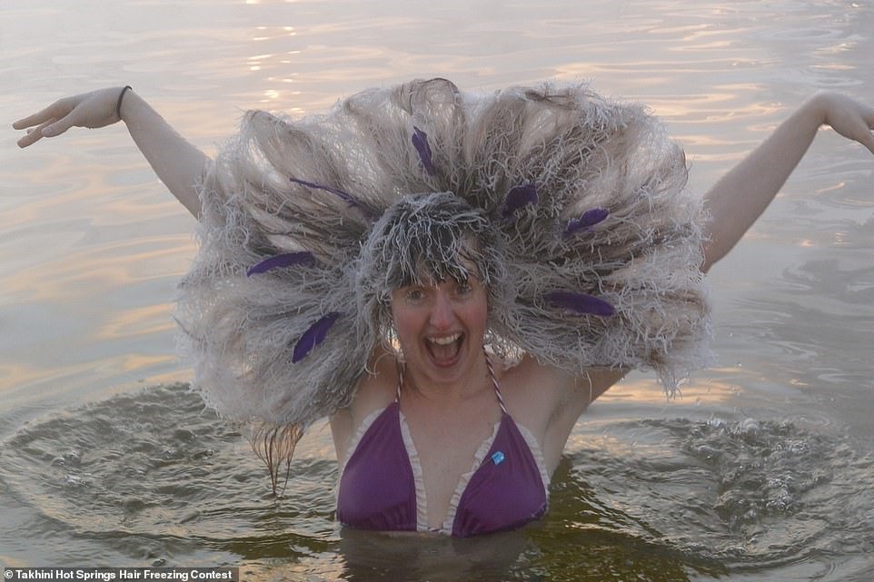 Người đoạt giải tóc đóng băng sáng tạo nhất. Ảnh: Takhini Hot Springs Hair Freezing Contest