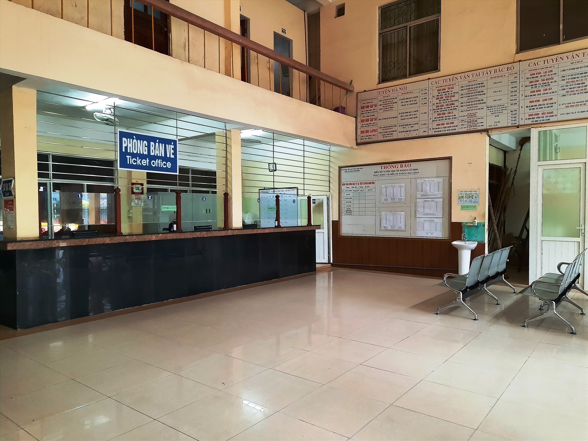 Các quầy bán vé tại bến xe khách Ninh Bình tạm dừng hoạt động từ sáng ngày 2.4. Ảnh: NT