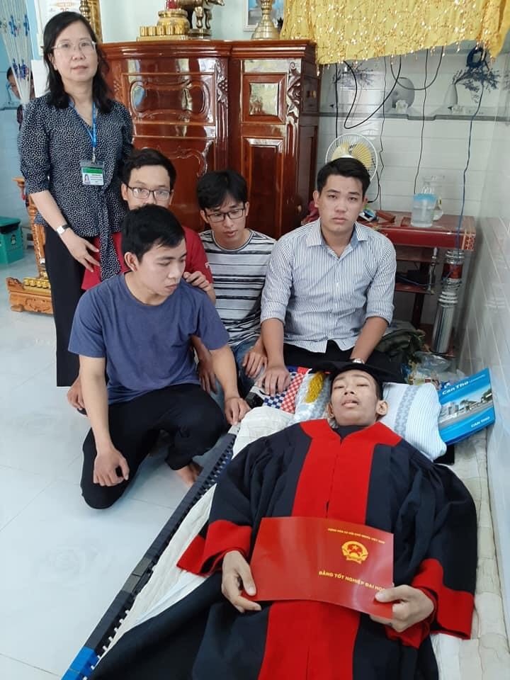 Cô Trần Thanh Trúc và bạn bè đến nhà để trao bằng tốt nghiệp đại học cho Đông Khang. Ảnh: T.T