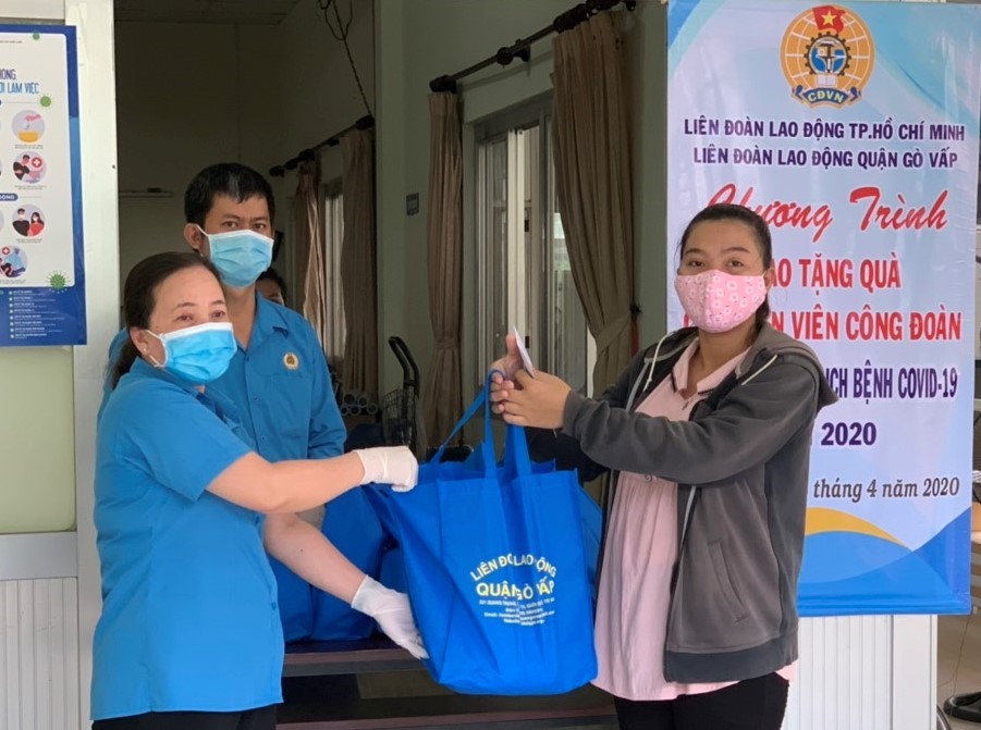 Đại diện LĐLĐ quận Gò Vấp trao tặng quà cho nữ công nhân đang mang thai bị ảnh hưởng việc làm do dịch COVID-19. Ảnh LĐLĐ quận cung cấp.