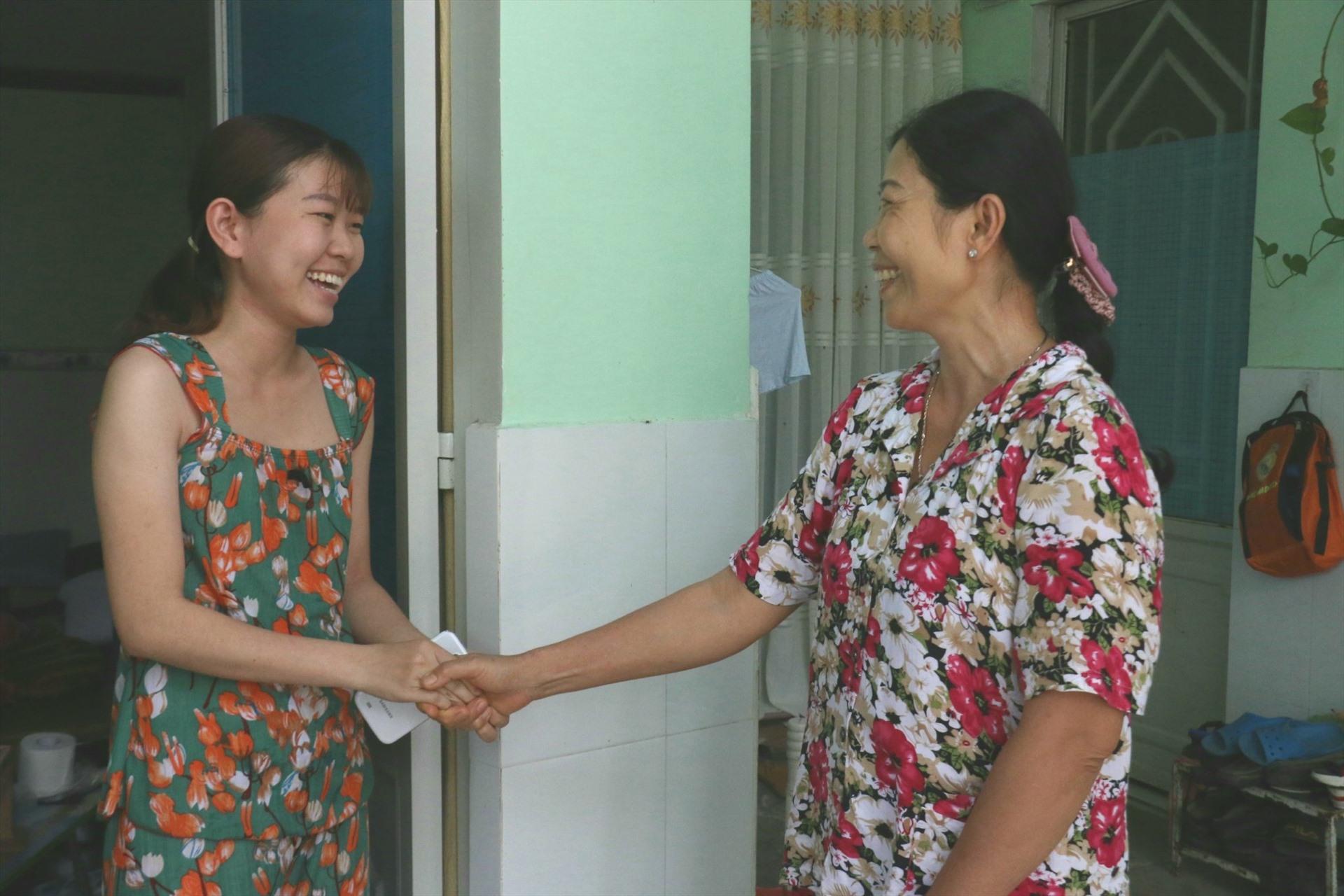 chủ nhà trọ Lê Lai 2/116 (bên phải) thông báo miễn giảm tiền nhà trọ với công nhân. Ảnh: Thành Nhân