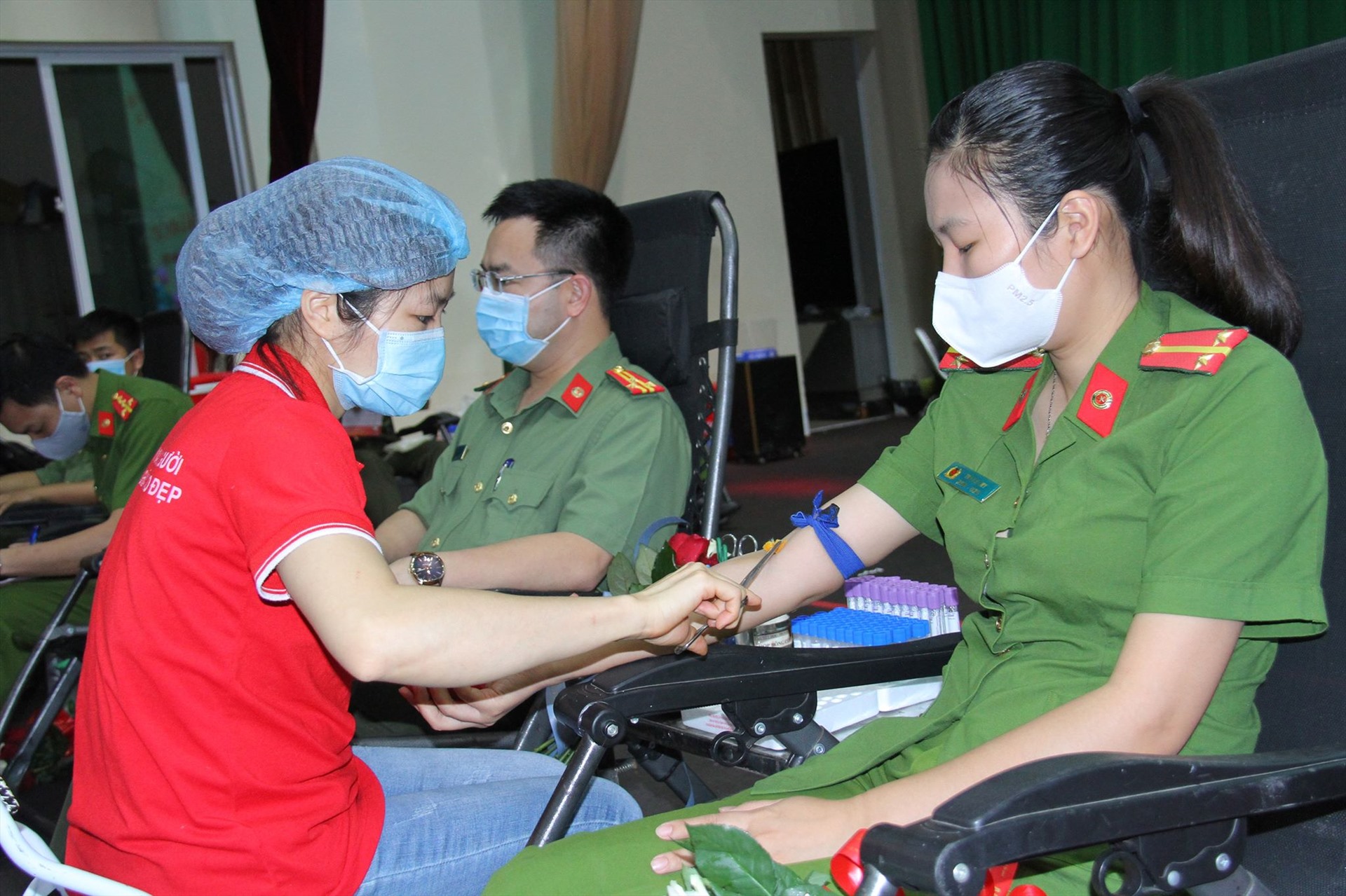 Việc hiến máu luôn được các chiến sĩ công an tỉnh Lào Cai hưởng ứng. Ảnh: Gia Chiến