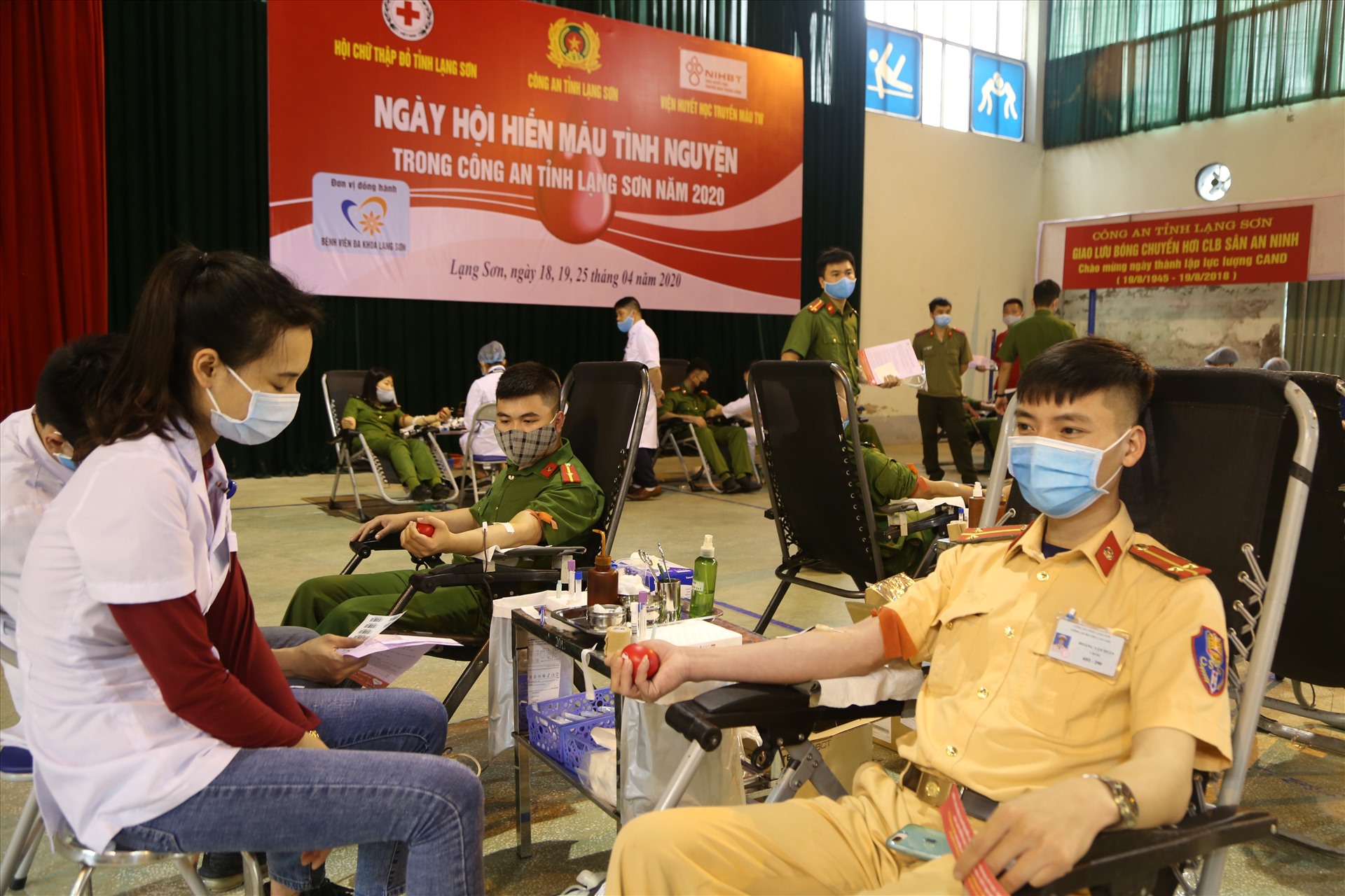 Cán bộ chiến sĩ tích cực tham gia hiến máu tình nguyện.