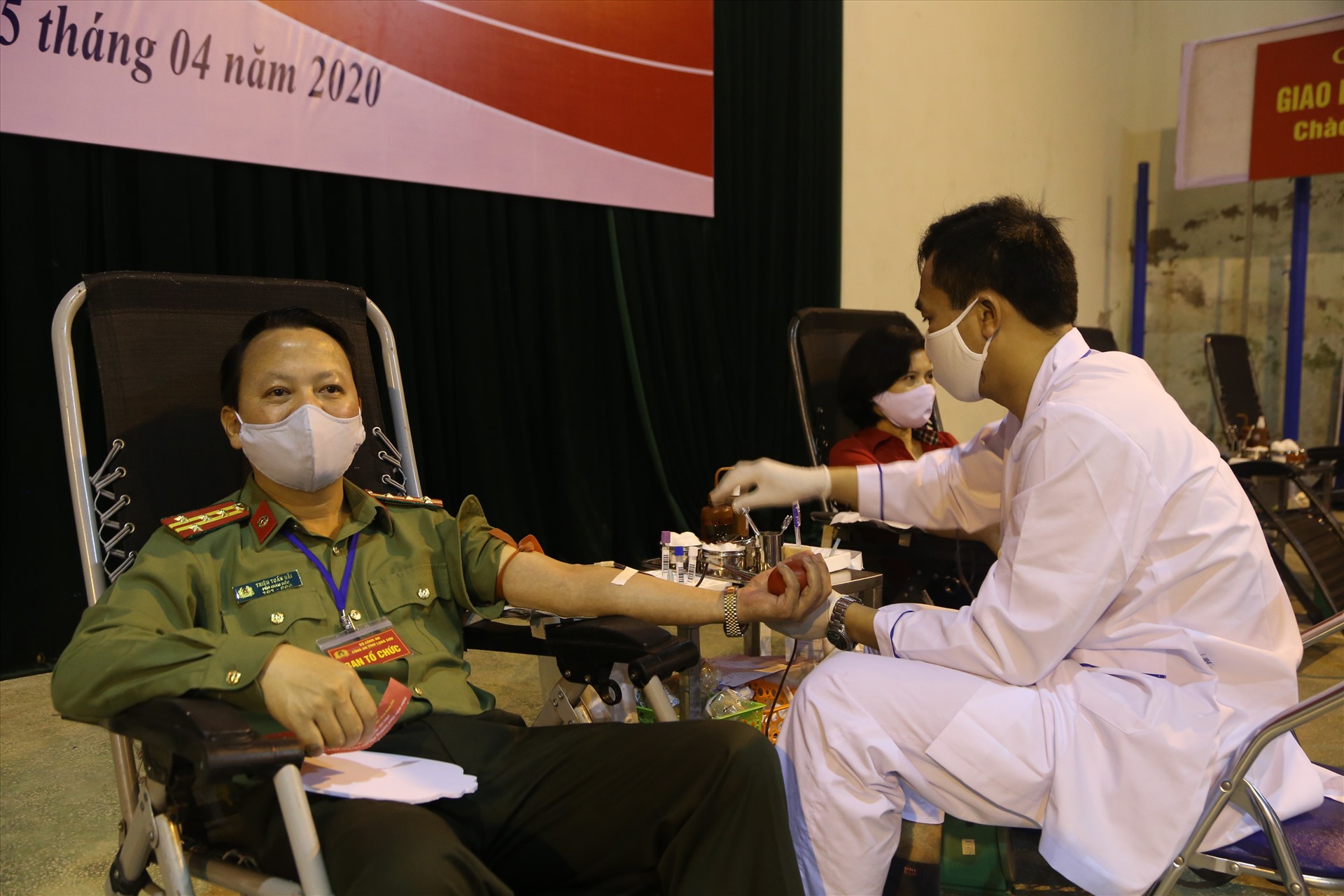 Đại tá Triệu Tuấn Hải - Phó Giám đốc Công an tỉnh tham gia hiến máu. Ảnh: Thủy Quyên - Hoàng Thơ