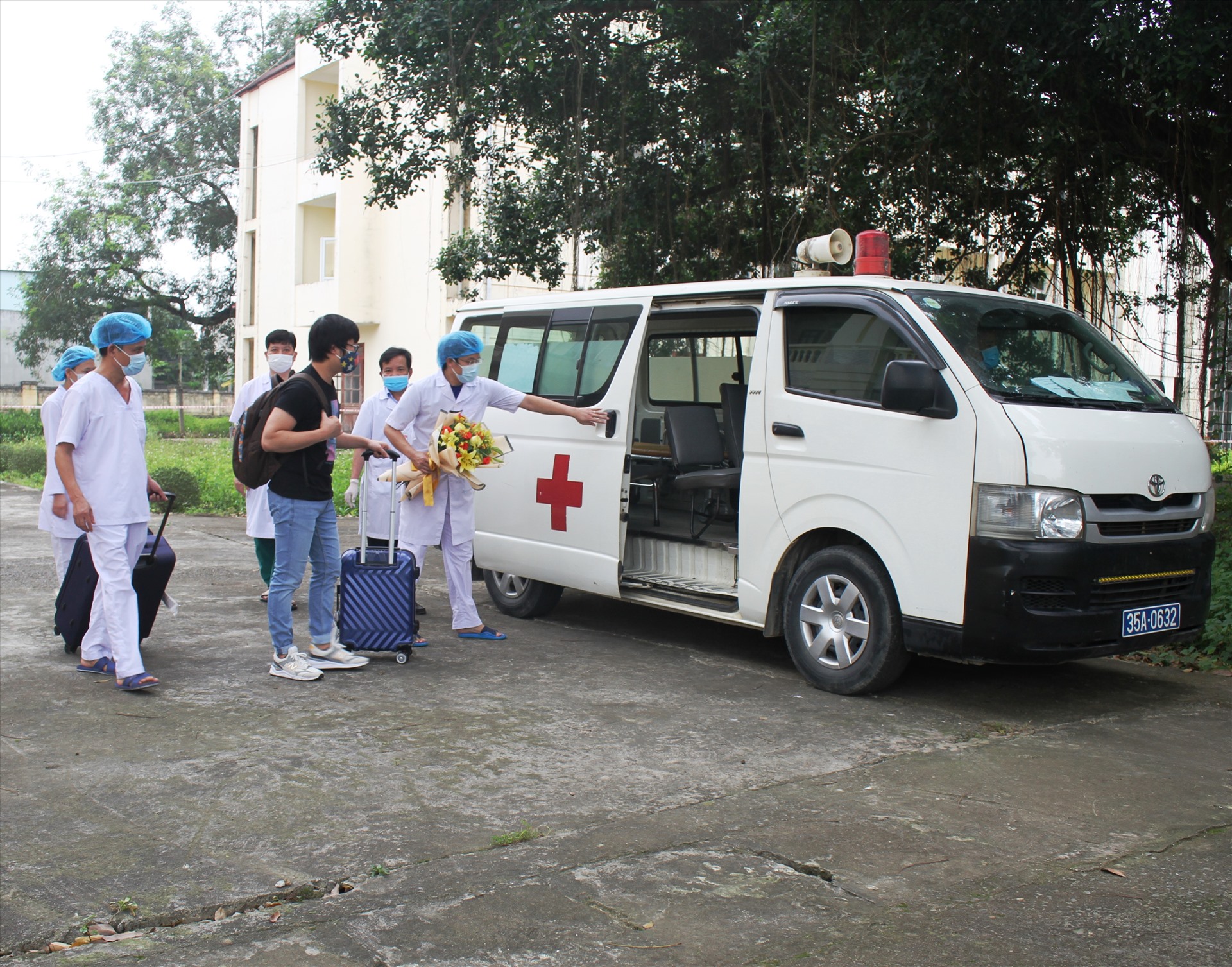 Bệnh nhân 228 được Bệnh viện Đa kho huyện Nho Quan bố trí xe đưa về tận nhà tại Bắc Giang. Ảnh: NT