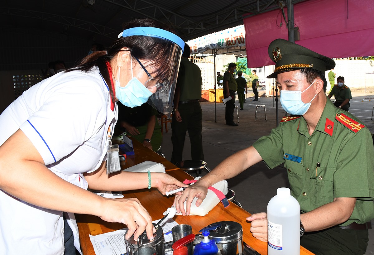 Đại tá Vũ Hoài Bắc, Giám đốc công an tỉnh Trà Vinh tham gia hiến máu tình nguyện. Ảnh: P.V.