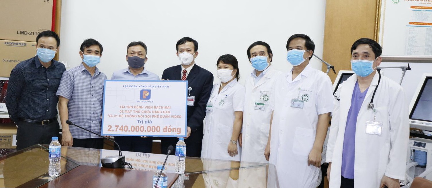 Hình ảnh trao tặng thiết bị tại Bệnh viện Bạch Mai.