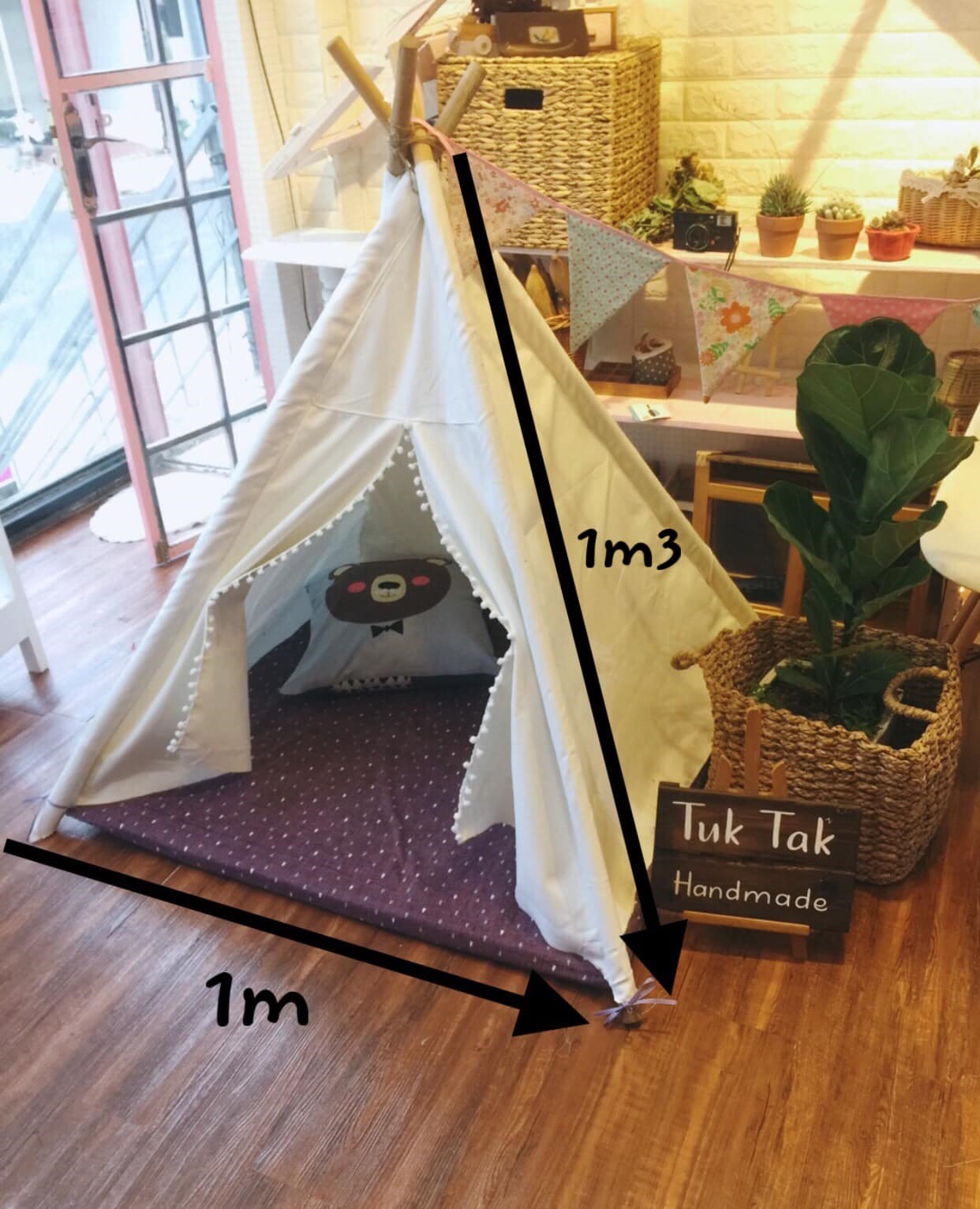 Một chiếc lều hoàn chỉnh cho các bé yêu thoải mái vui chơi.