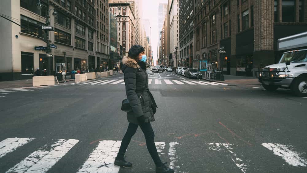 Người dân New York mới bắt đầu quen với việc mang khẩu trang khi ra đường (ảnh KLPJ)
