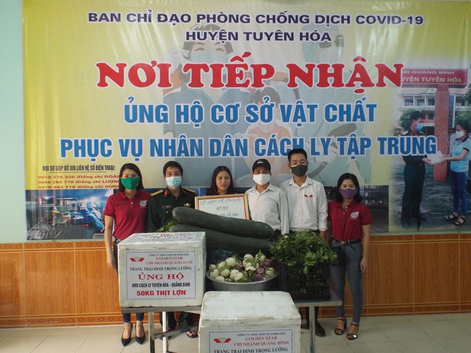 Các tổ chức chính trị, xã hội và nhân dân huyện Tuyên Hóa, Quảng Bình hỗ trợ thực phẩm, rau xanh cùng bộ đội tham gia chống dịch. Ảnh Phùng Ngọc Thăng