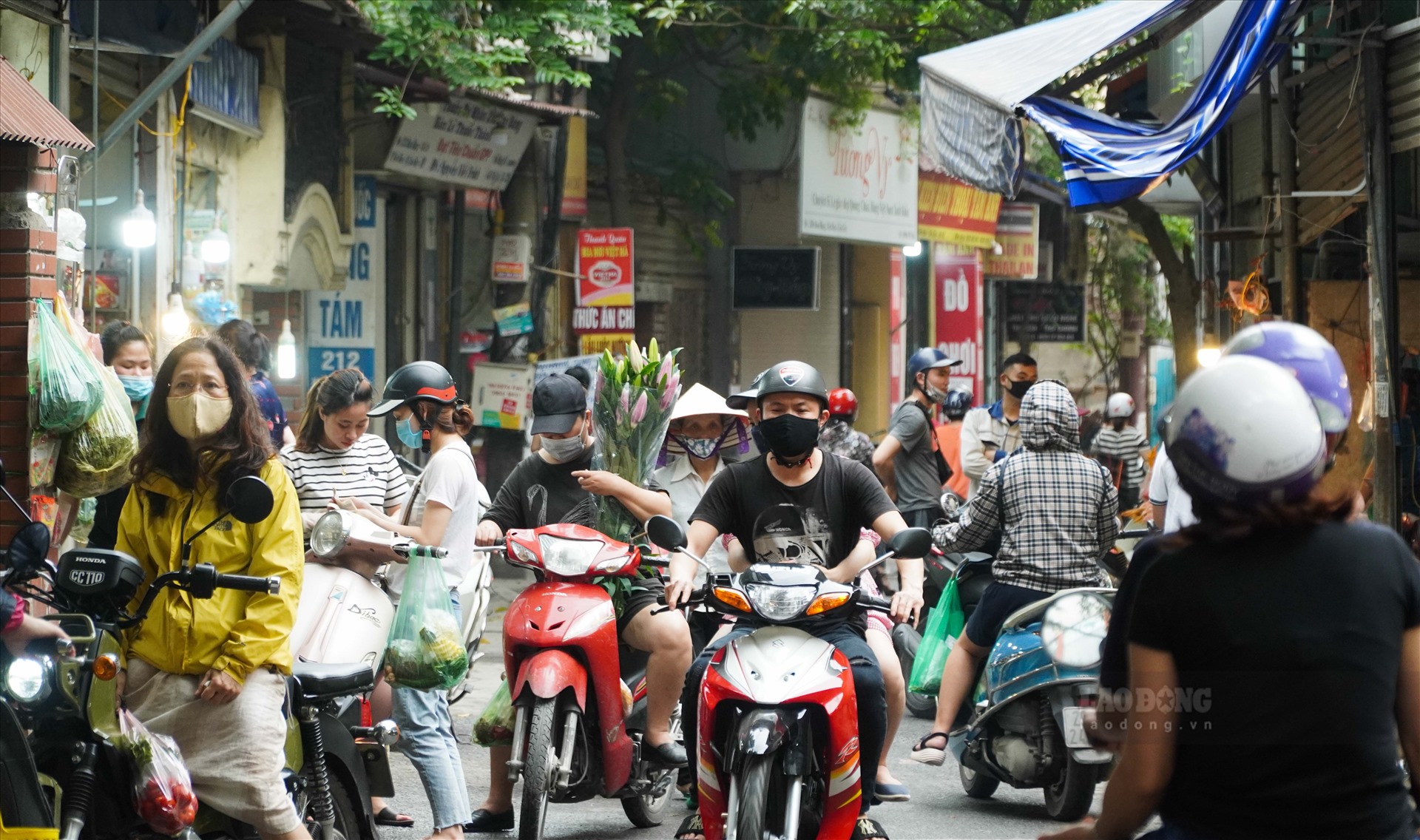 Chợ dân sinh đông đúc không khác gì ngày thường. Ảnh: Tuấn Anh