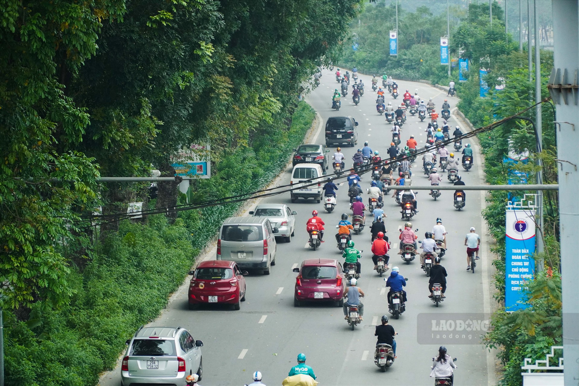 Trong khi đó tại Hà Nội, nhiều tuyến phố cũng bắt đầu trở nên đông đúc hơn. Ảnh: Phan Anh