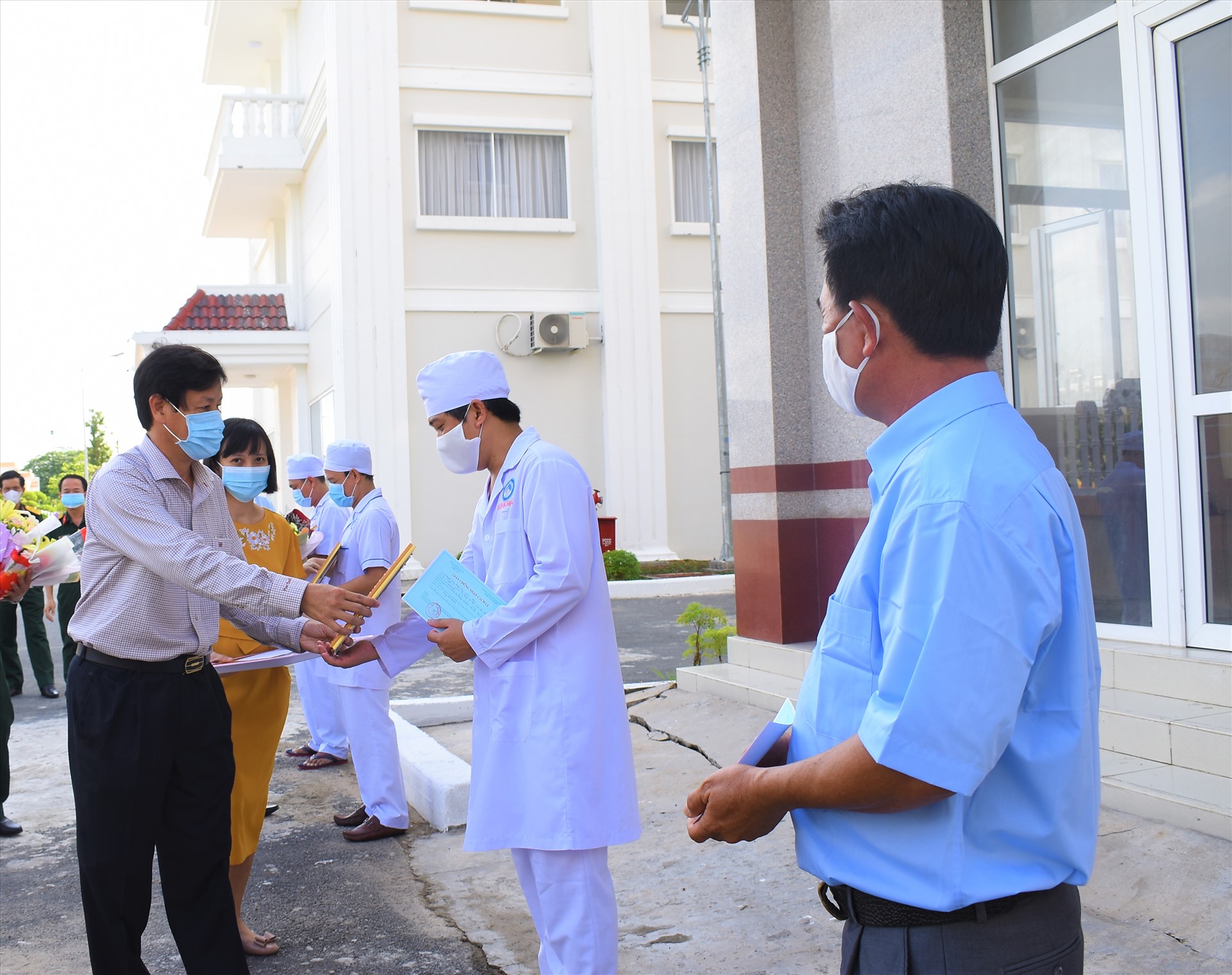 Ông Cao Minh Chu - Giám đốc Sở Y tế TP.Cần Thơ trao bằng khen của Chủ tịch UBND TP.Cần Thơ cho các cá nhân có thành tích xuất sắc trong công tác chống dịch COVID-19. Ảnh: Thành Nhân