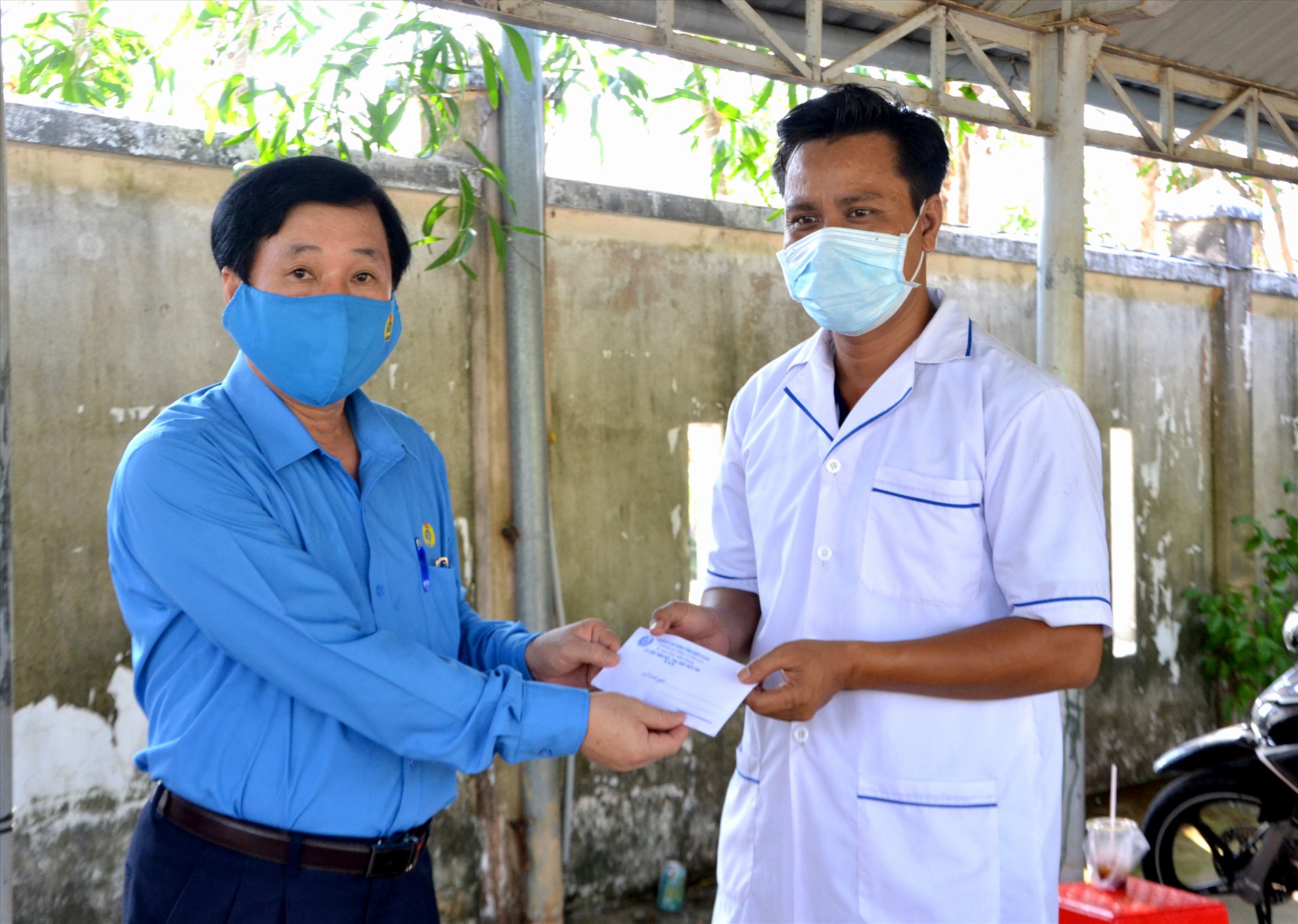 Ông Trần Thanh Việt tặng quà cho thầy thuốc  làm nhiệm vụ tại khu cách khu huyện Giang Thành. Ảnh: LT