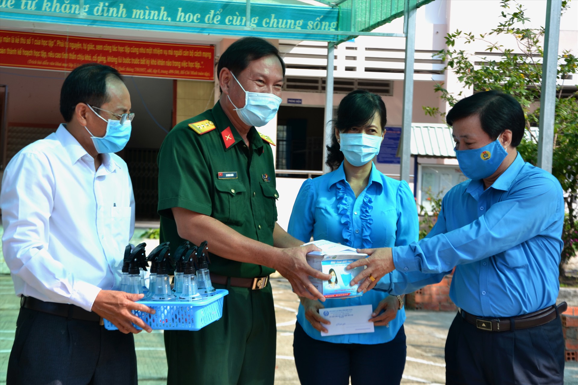 Ông Trần Thanh Việt tặng quà cho lực lượng làm nhiệm vụ cách ly y tế tại huyện Giang Thành. Ảnh: LT