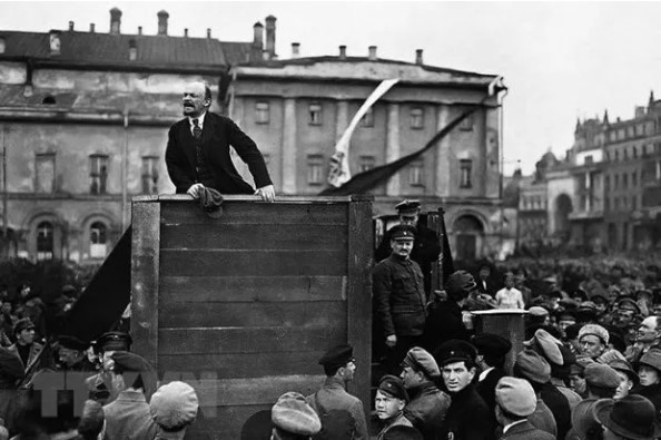 V.I.Lê-nin đọc diễn văn tại Quảng trường Đỏ ở Moskva trong Lễ kỷ niệm một năm ngày Cách mạng Tháng Mười Nga vĩ đại, 7-11-1918. (Ảnh: Tư liệu/TTXVN)