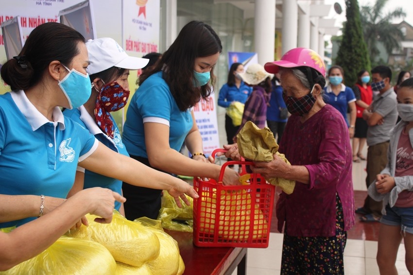 “ATM gạo” đầu tiên tại Hà Tĩnh này do Hội Doanh nhân trẻ Hà Tĩnh kêu gọi, vận động để giúp người khó khăn bị ảnh hưởng dịch bệnh. Ảnh: TT