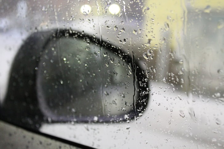 Hiện tượng mờ kính lái, kính chiếu hậu thường xảy ra khi trời mưa hoặc có sương mù. Ảnh Kiến Văn