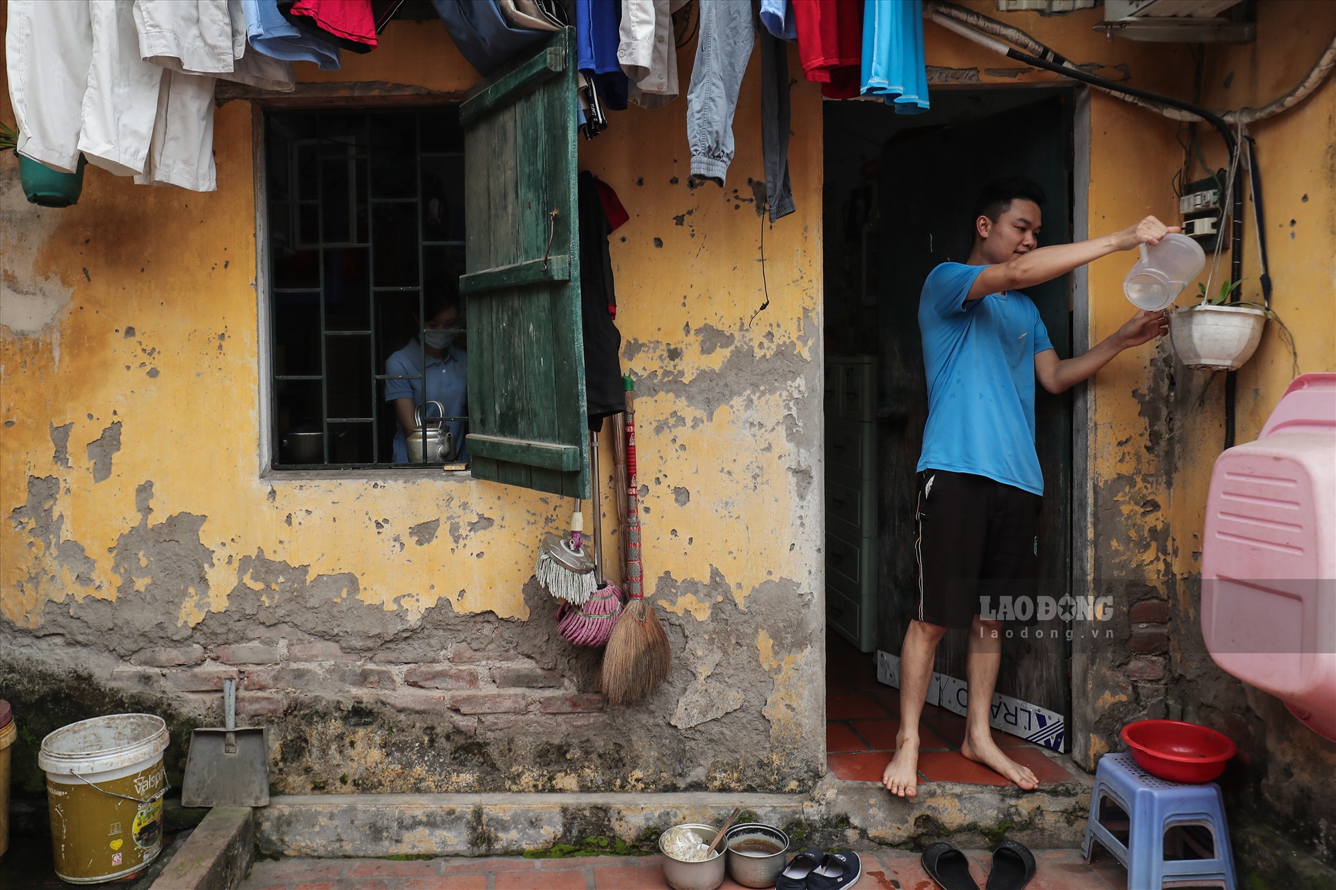 Một cặp vợ chồng công nhân đang thuê trọ tại thôn Nhuế (xã Kim Chung, huyện Đông Anh). Ảnh: Sơn Tùng.