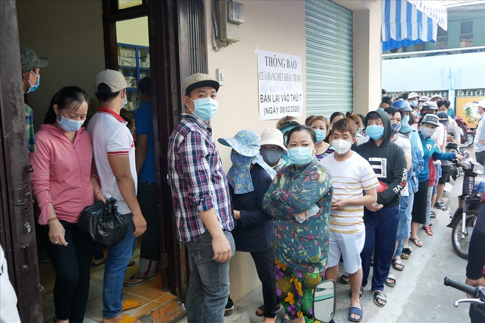 Hình ảnh người dân xếp hàng mua khẩu trang, gel rửa tay tại một cửa hàng trên đường Nguyễn Giản Thanh (quận 10) ngày 8.2. Ảnh: Chân Phúc