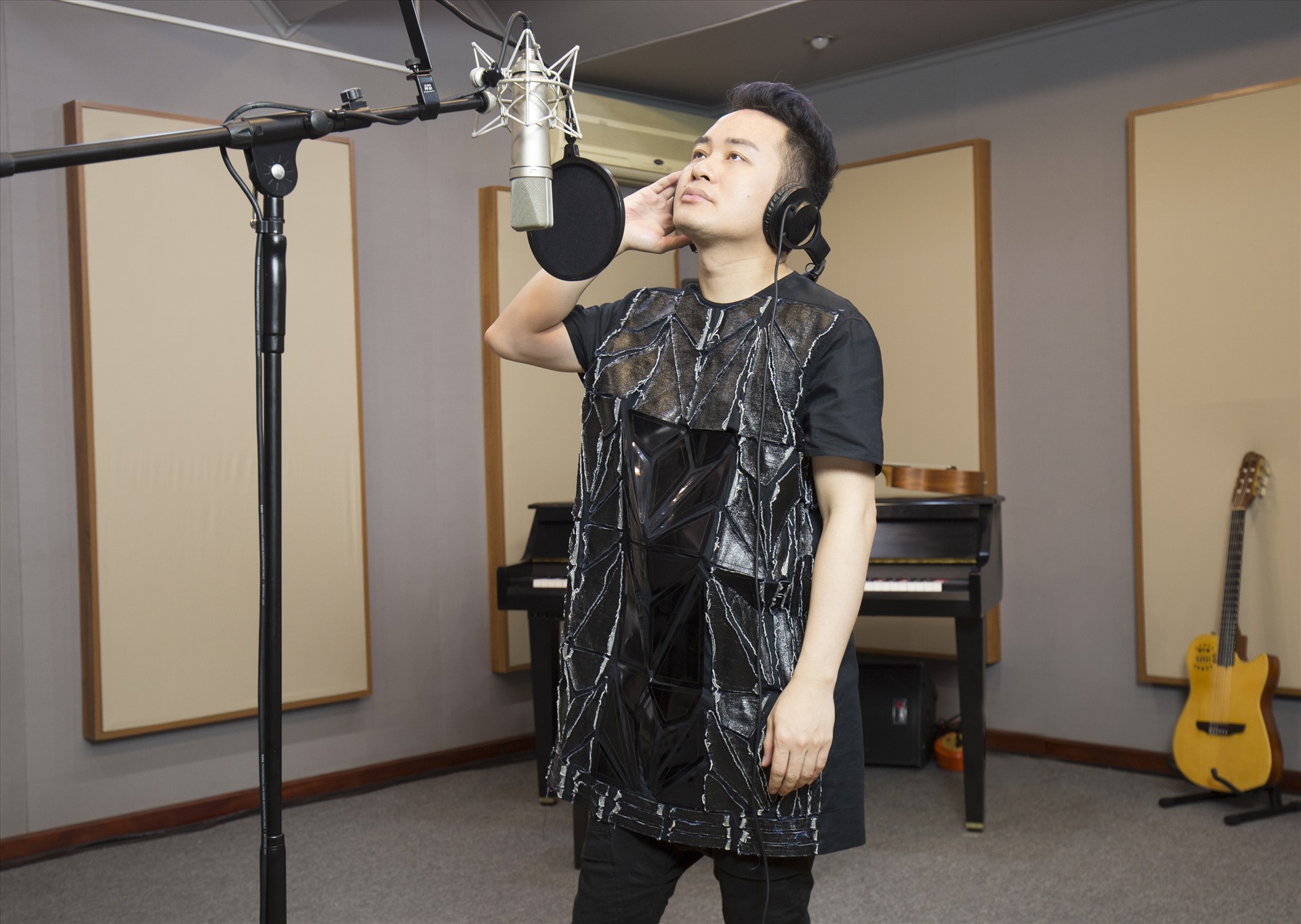 Tùng Dương thực hiện sản phẩm âm nhạc kết hợp với các nghệ sĩ theo phương thức online. Ảnh: Nhân vật cung cấp.
