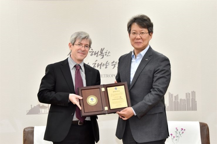 Darcy Paquet (trái) chụp ảnh với Byun Seong-wan - Phó Thị trưởng thành phố Busan tại Tòa thị chính thành phố Busan, ngày 20.4. Ảnh: Yonhap