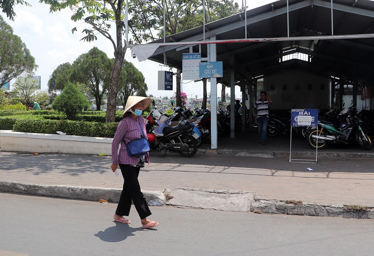 Một người bán vé số dạo trên đường phố Cần Thơ thời điểm xổ số kiến thiết chưa tạm dừng. Ảnh: Trần Lưu.