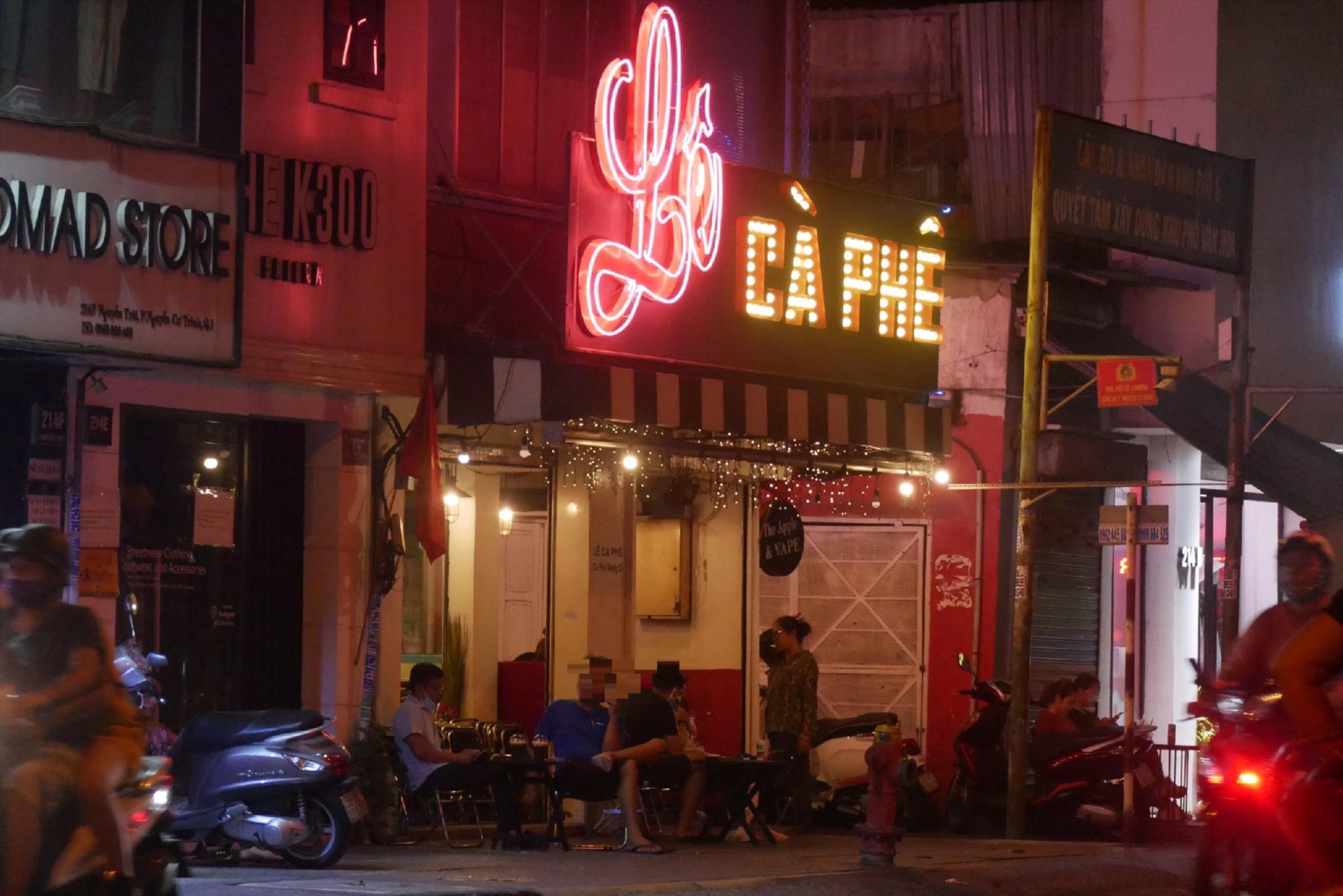 Tương tự, ghi nhận vào lúc 20h50 cùng ngày, quán cafe trên đường Nguyễn Trãi (quận 1) cũng đã sáng đèn đón khách.