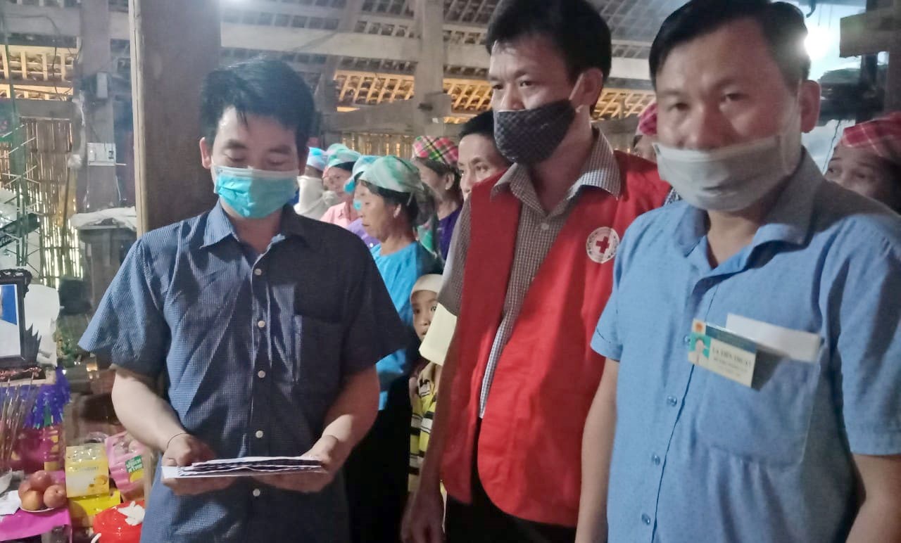 Đại diện Hội Chữ thập đỏ huyện Văn Bàn trao số tiền 3 triệu đồng đến gia đình nạn nhân. Ảnh: LN.