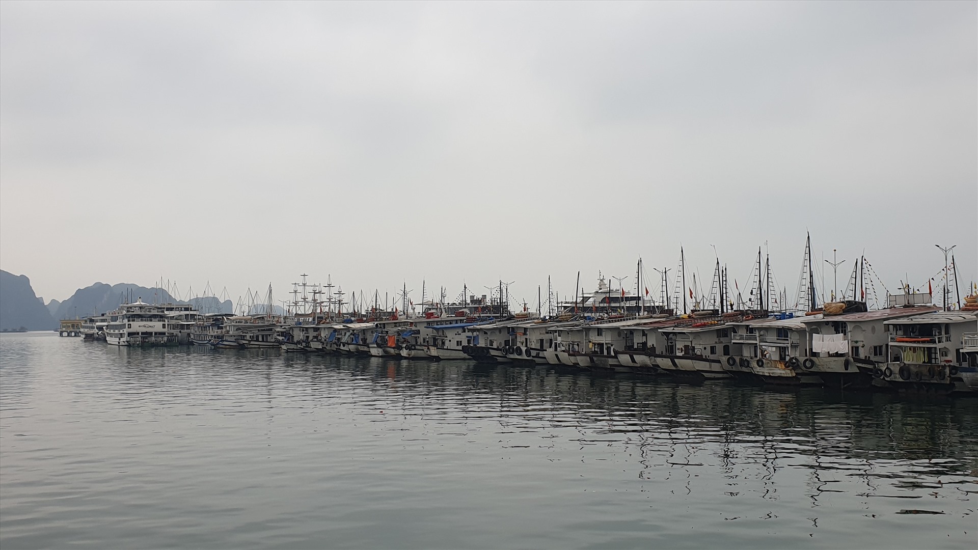 Tàu du lịch trên vịnh Hạ Long sẽ tiếp tục “nằm bờ” ít nhất cho đến ngày 3.5.2020. Ảnh: Nguyễn Hùng
