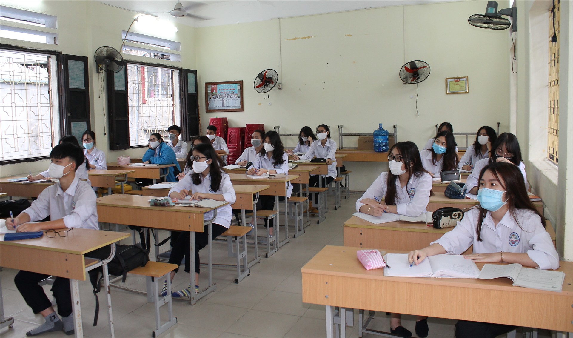Trường THPT Lê Hồng Phong áp dụng chia nhỏ sĩ số lớp để bảo đảm giãn cách trong lớp học. Ảnh Mai Dung