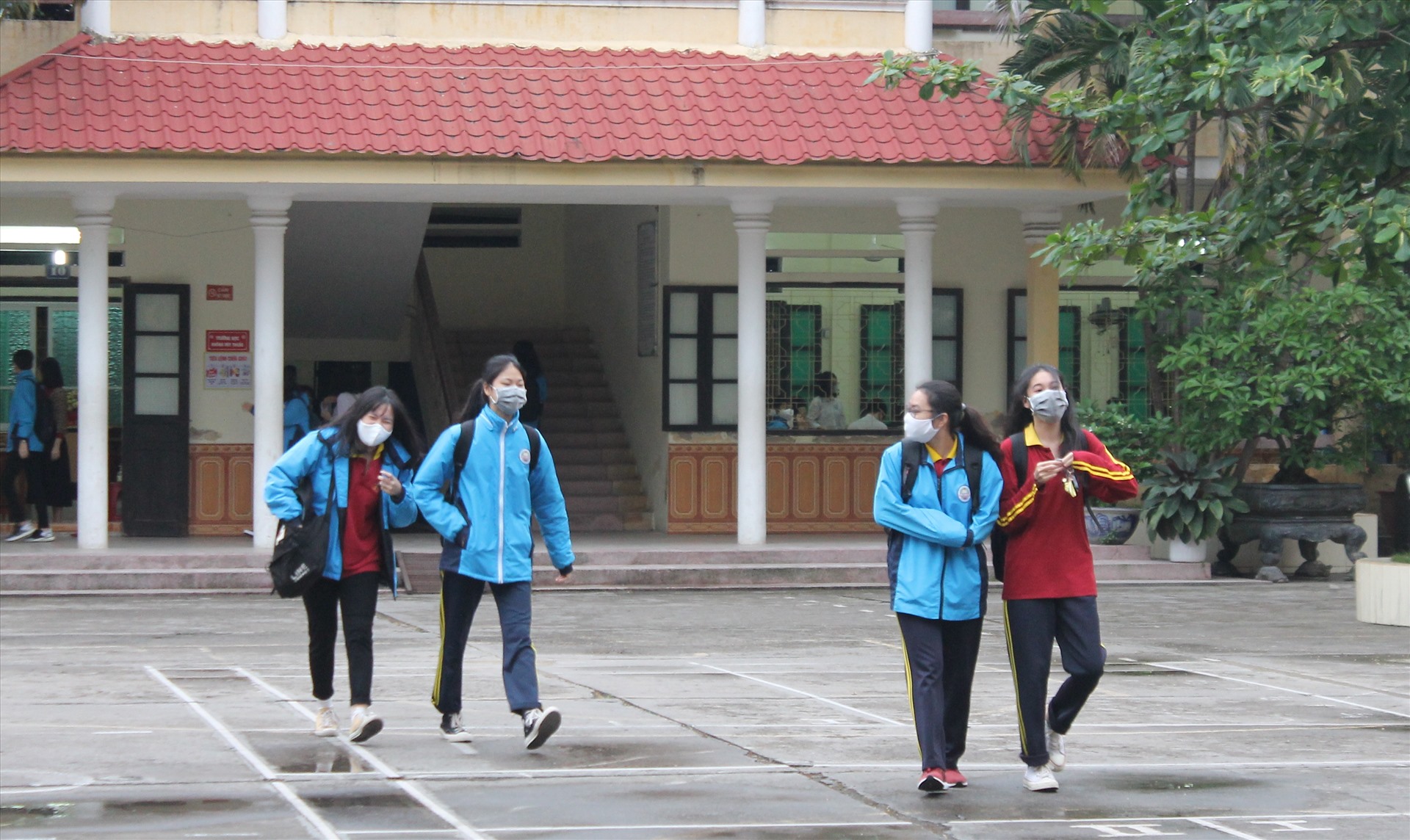 Học sinh Trường THPT Lê Hồng Phong phấn khởi quay lại trường học sau kì nghỉ. Ảnh Mai Dung