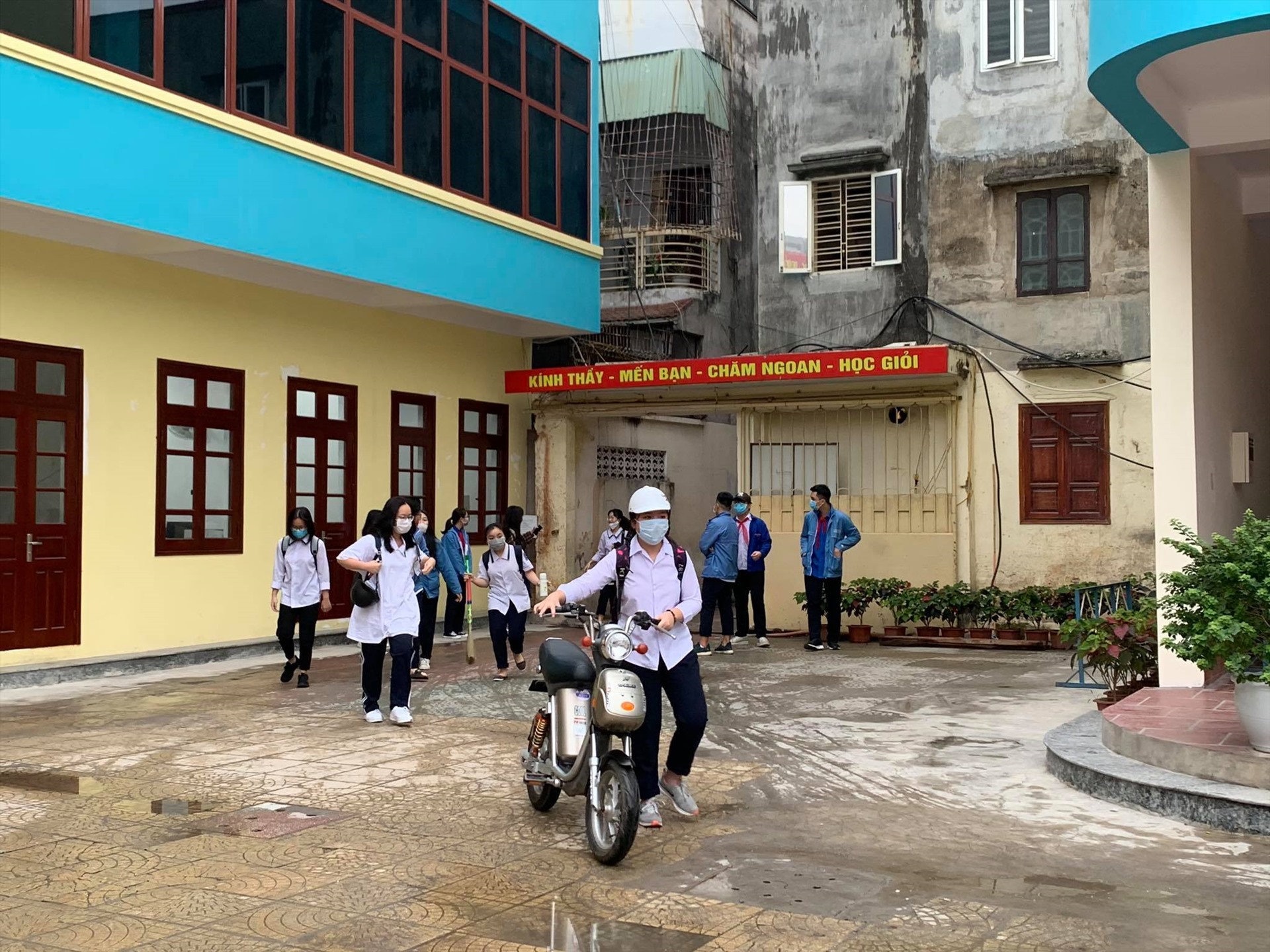 Cũng từ sáng 23.4, học sinh lớp 9 các trường trên địa bàn Hải Phòng đi học trở lại. (Trong ảnh: Học sinh Trường THCS Trần Phú - quận Lê Chân) Ảnh Mai Dung