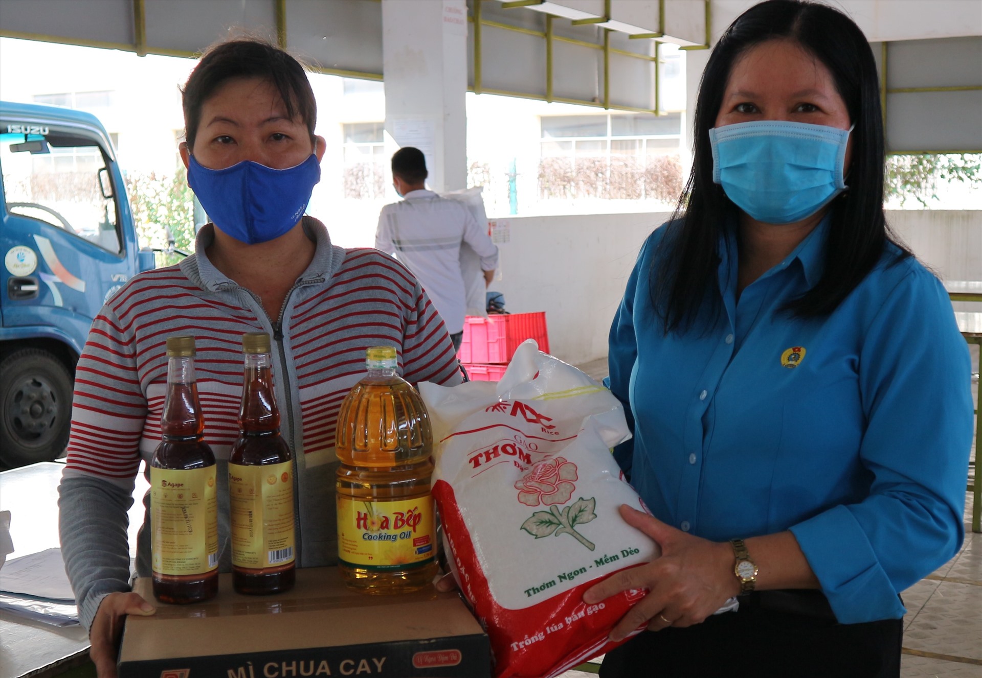 Chủ tịch Công đoàn Các khu công nghiệp tỉnh Tiền Giang Nguyễn Thị Thùy Dương trao tặng quà đến công nhân lao động có hoàn cảnh khó khăn. Ảnh: Lý Oanh