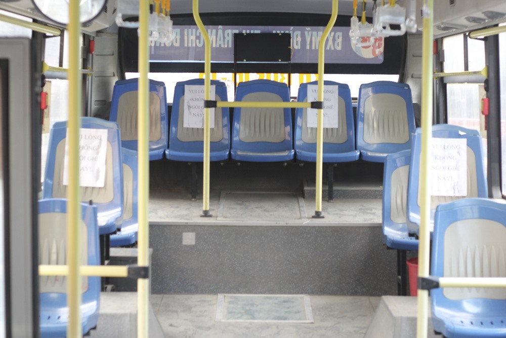 Trên các xe buýt được bố trí sơ đồ giãn cách, đảm bảo không tập trung quá đông người để phòng, chống dịch COVID-19.