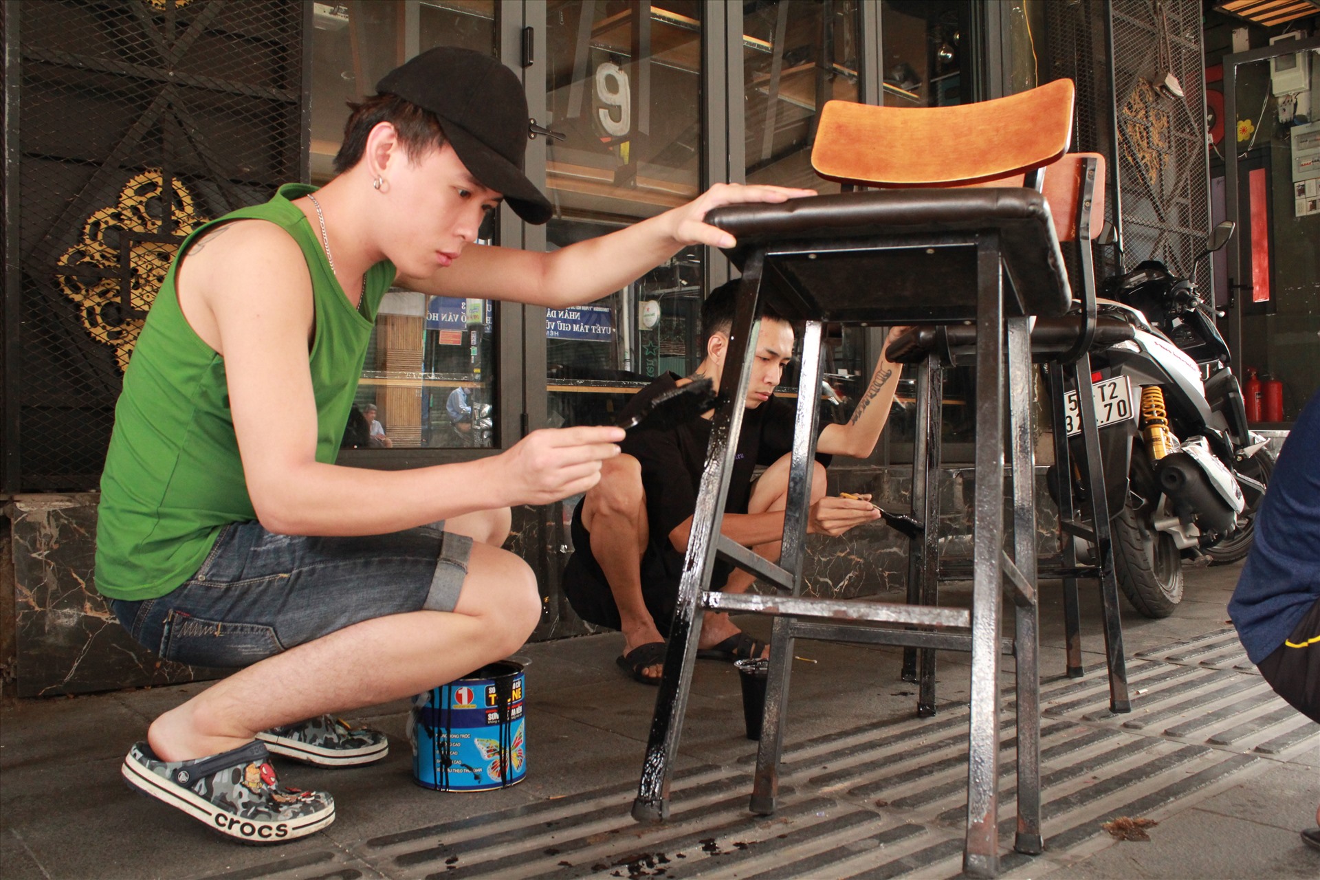 Nhân viên lau chùi và sắp xếp lại bàn ghế tại một nhà hàng trên đường Phan Đăng Lưu (Q.Phú Nhuận, TP.HCM) - Ảnh: NGỌC PHƯỢNG