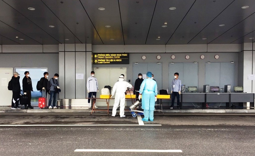 Toàn bộ hành lý và luồng di chuyển của hành khách tại sân bay Vân Đồn đều được phun xịt khử trùng. Ảnh: CTV