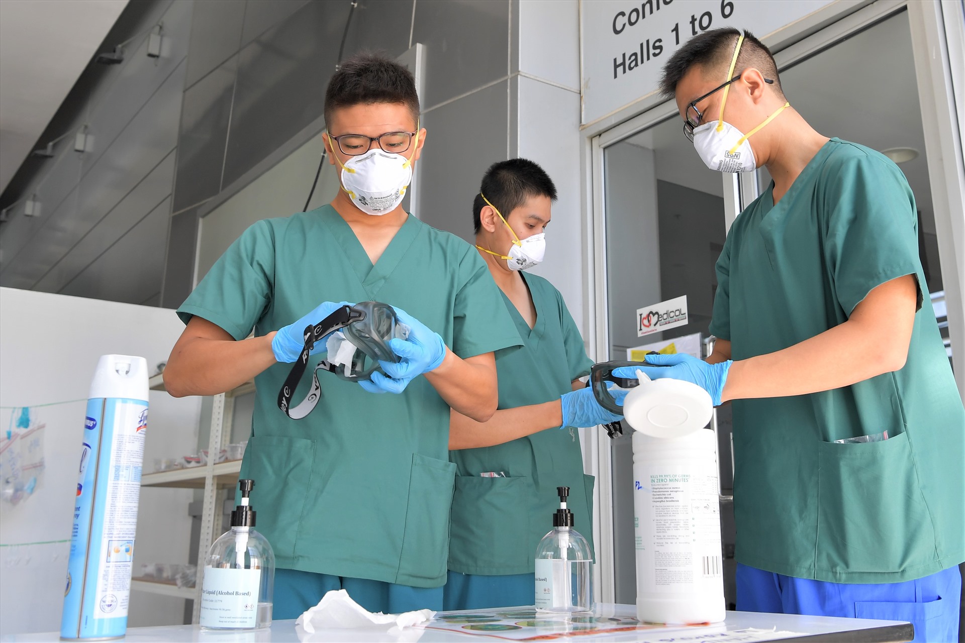 Nhân viên y tế từ Quân đoàn y tế lực lượng vũ trang Singapore khử trùng trong bệnh viện dã chiến lớn nhất quốc gia này. Ảnh: MOH